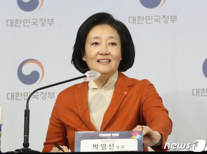 박영선 중소벤처기업부 장관이 3일 오전 서울 종로구 정부서울청사에서 '컴업(COMEUP) 2020' 추진계획 브리핑을 하고 있다./사진=뉴스1