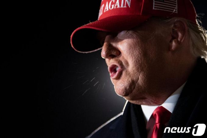 도널드 트럼프 미국 대통령이 2일(현지시간) 대선을 하루 앞두고 위스콘신주 밀워키에 있는 제너럴 미첼 국제공항에서 취재진을 만나고 있다./사진=(밀워키 AFP=뉴스1)