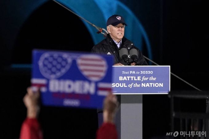 [필라델피아=AP/뉴시스조 바이든 미 민주당 대선 후보가 1일(현지시간) 미 펜실베이니아주 필라델피아의 프랭클린 루스벨트 공원에서 유세 집회를 열고 연설하고 있다. 바이든 후보는 최근 트럼프 지지자들이 텍사스주에서 민주당 유세 버스를 포위하고 위협해 도로 밖으로 밀어낸 사건을 언급하며 "이런 짓을 좋은 일이라고 생각하거나 그렇게 말하는 대통령은 미국에 없었다"라고 비난했다. 이 사건에 대해 트럼프 대통령은 "보호해 준 것"이라며 "아이 러브 텍사스"라고 찬사를 보내기도 했다. 2020.11.02.