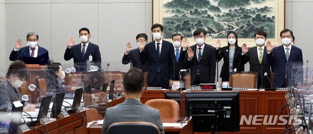 [서울=뉴시스김선웅 기자 = 4일 오전 국회에서 열린 운영위 국정감사에 출석한 노영민 청와대 비서실장과 참석자들이 선서을 하고 있다. (공동취재사진) 2020.11.04.   photo@newsis.com