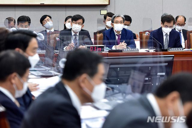 [서울=뉴시스] 전진환 기자 = 노영민 대통령 비서실장이 4일 오전 서울 여의도 국회에서 열린 국회운영위원회의 청와대 대통령비서실·국가안보실·대통령경호처에 대한 국정감사에서 의원 질의에 답변을 하고 있다.   (공동취재사진) 2020.11.04.  photo@newsis.com