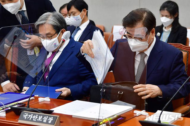 [서울=뉴시스] 전진환 기자 = 노영민 대통령 비서실장과 서훈 국가안보실장이 4일 오전 서울 여의도 국회에서 열린 국회운영위원회의 청와대 대통령비서실·국가안보실·대통령경호처에 대한 국정감사에 출석하고 있다. (공동취재사진) 2020.11.04.  photo@newsis.com