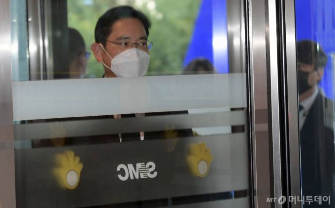 [서울=뉴시스] 고범준 기자 = 이건희 삼성그룹 회장이 별세한 25일 이재용 삼성전자 부회장이 이 회장의 빈소가 마련된 서울 강남구 삼성서울병원 장례식장에 들어서고 있다. (공동취재사진) 2020.10.25.   photo@newsis.com