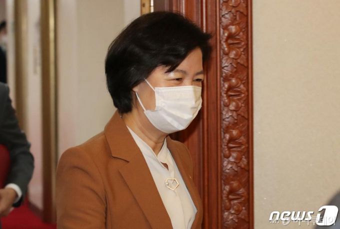 (서울=뉴스1) 송원영 기자 = 추미애 법무부장관이 3일 오전 서울 종로구 정부서울청사에서 열린 국무회의에 참석하고 있다. 2020.11.3/뉴스1