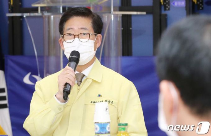 양승조 충남도지사가 지난 9월 3일 오후 충남 청양 김치제조공장에서 신종 코로나바이러스 감염증(코로나19) 집단 발생하자 청양보건의료원 상황실을 방문, 현장 점검을 하고 있다. /사진제공=뉴스1