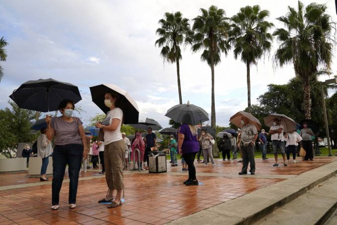 미 대선 D-15인 19일 중요한 경합주 플로리다주가 사전투표를 시작했다. 플로리다는 선거인단이 29명으로 뉴욕주와 같으며 트럼프 후보에게는 지면 큰일나는 곳이다. 직접 투표소에 가서 하는 사전투표 및 우편투표에 18일 오후 현재 전국적으로 2800만 명이 참여한 것으로 나타났다. 올 총투표자는 1억5000만 명에 육박할 것으로 예상된다. 2020. 10. 19./사진=[마이애미=AP/뉴시스]