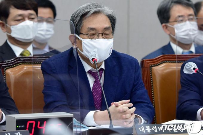 노영민 대통령 비서실장이 4일 오전 서울 여의도 국회에서 열린 국회운영위원회의 청와대 대통령비서실·국가안보실·대통령경호처에 대한 국정감사에서 눈을 감고 생각에 잠겨있다. /사진=뉴스1