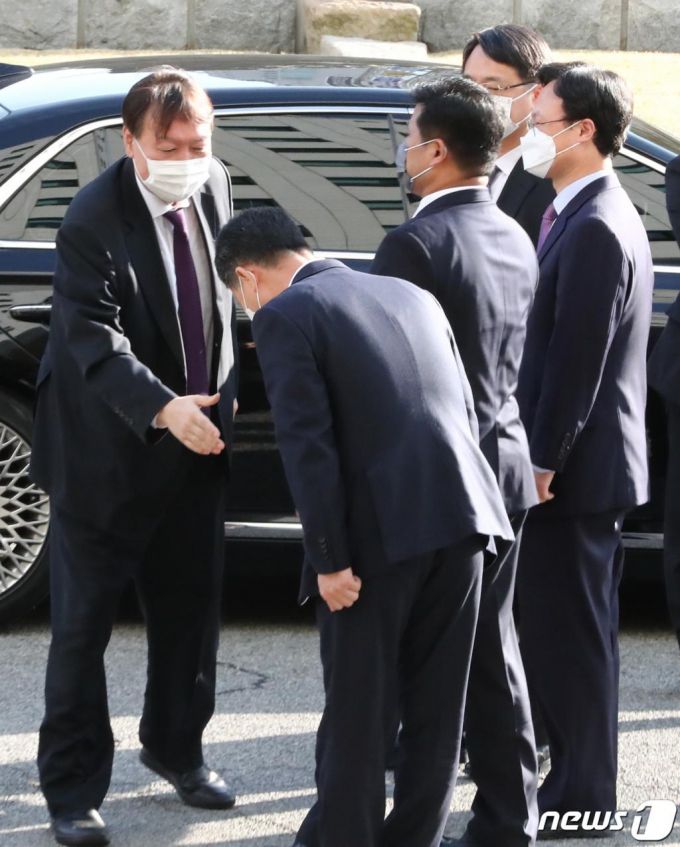 윤석열 검찰총장이 일선 검사들과 간담회를 갖기 위해 29일 오후 대전 고등검찰청·지방검찰청을 방문, 검사들과 악수를 하고 있다. 윤 총장은 29일부터 대전을 시작으로 지방검찰청을 순회할 예정이다./사진=뉴스1