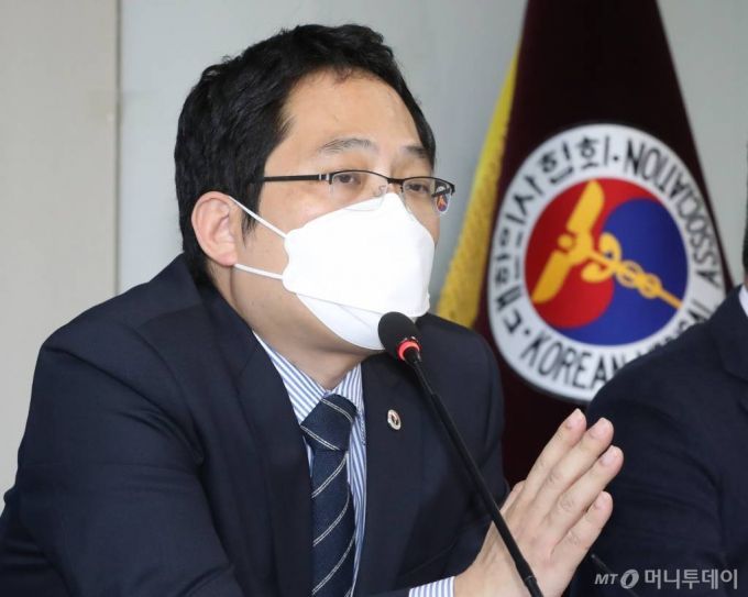 [서울=뉴시스] 조수정 기자 = 최대집 대한의사협회장이 22일 오후 서울 용산구 의협 임시회관에서 독감 예방접종 사망사고 관련 긴급 기자회견을 열고 인플루엔자 국가예방접종과 일반예방접종을 일주일간 유보할 것을 권고하고 있다. 2020.10.22.    chocrystal@newsis.com