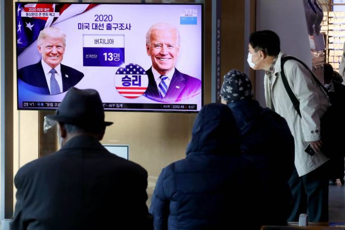 미국 대선 투·개표가 진행 중인 4일 오전 서울 용산구 서울역에서 시민들이 미국 대선 뉴스를 시청하고 있다. 2020.11.04./사진=[서울=뉴시스]