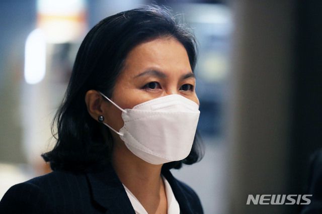 [인천공항=뉴시스] 박진희 기자 = 유명희 산업통상자원부 통상교섭본부장이 차기 세계무역기구(WTO) 사무총장 선출을 위한 최종 라운드를 앞두고 유럽에서 막판 표심 다지기에 위해 12일 오후 인천국제공항 2터미널을 통해 출국하고 있다. 산업통상자원부에 따르면 유 본부장은 오는 13일 출국해 스위스 제네바 등 유럽 주요국을 방문할 예정이다. 2020.10.12.  pak7130@newsis.com
