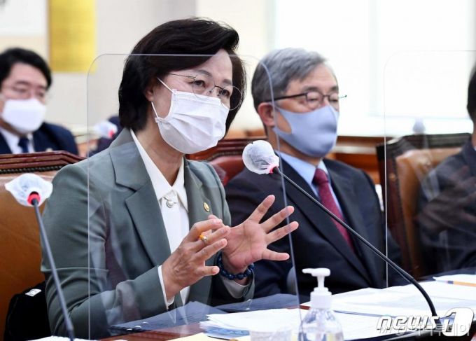 (서울=뉴스1) 성동훈 기자 = 추미애 법무부 장관이 5일 서울 여의도 국회에서 열린 법제사법위원회 전체회의에서 의원 질의에 답하고 있다. 2020.11.5/뉴스1