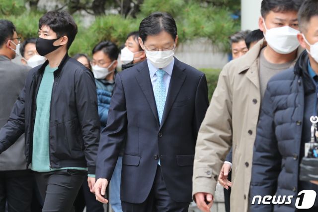 '드루킹 댓글 조작 공모' 혐의로 기소된 김경수 경남도지사가 6일 오후 서울 서초구 서울고등법원에서 열린 컴퓨터등장애업무방해 등 항소심 선고 공판을 마친 후 법정을 나서고 있다.  서울고법 형사2부(부장 함상훈)는 이날 재판에서 컴퓨터 등 장애 업무방해 혐의에 징역 2년, 공직선거법 위반 혐의에 무죄를 각각 선고했다. 재판부는 보석 취소는 하지 않았다. /사진=뉴스1.