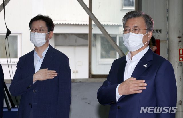 [창원=뉴시스]박영태 기자 = 문재인 대통령이 17일 오후 한국판 뉴딜 네 번째 현장방문 일환으로 경남 창원시 창원 스마트그린 산업단지 내 태림산업을 방문, 스마트그린산단 보고대회에서 국민의례를 하고 있다. 김경수(왼쪽) 경남도지사.  2020.09.17.  since1999@newsis.com