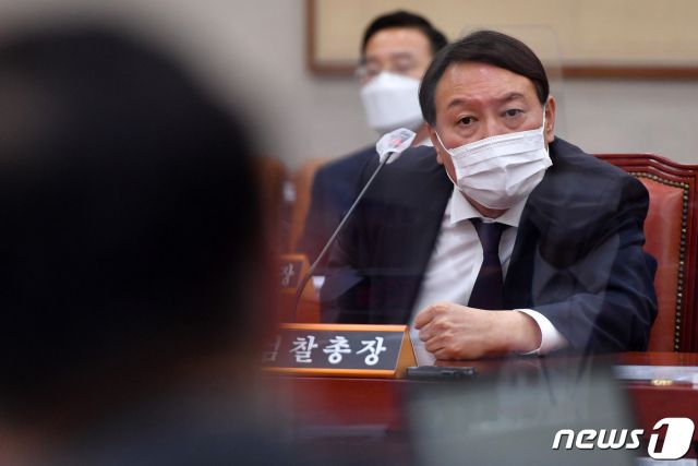 윤석열 검찰총장이 지난달 22일 오후 서울 여의도 국회에서 열린 법제사법위원회의 대검찰청에 대한 국정감사에 출석해 박범계 더불어민주당 의원 질의에 답변을 하고 있다. /사진=뉴스1.