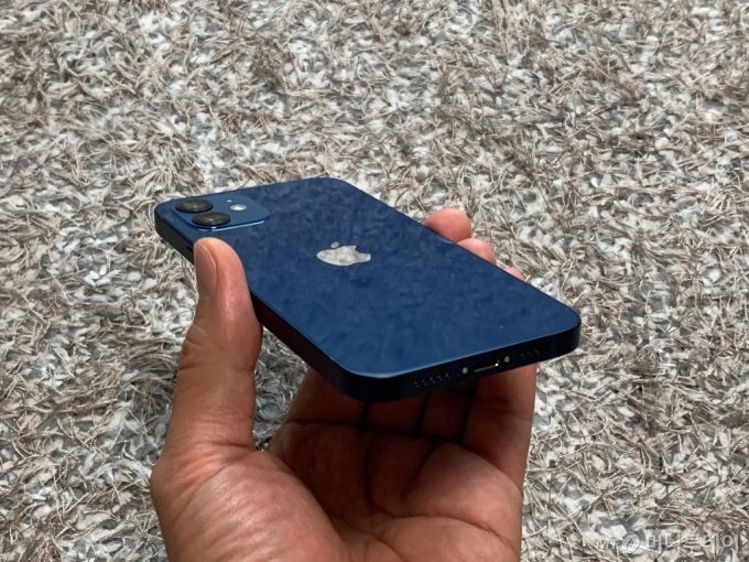 아이폰12 블루 모델. 이전 제품과 달리 옆면이 평평한 디자인이 채택됐다. /사진=박효주