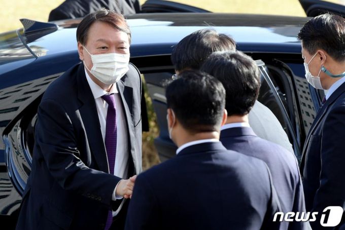 윤석열 검찰총장이 대전지역 검사들과의 간담회를 위해 29일 오후 대전광역시 서구 대전지방검찰청을 방문해 강남일 대전고검장, 이두봉 대전지검장 등과 인사하고 있다. /사진=뉴스1