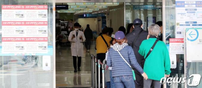 (서울=뉴스1) 박지혜 기자 = 의과대학 본과 4학년 학생들의 국가고시 실기시험 문제가 다시 불거지고 있는 가운데 29일 오후 서울 종로구 서울대병원을 찾은 환자 및 보호자들이 열체크를 하고 있다.  대한의사협회는 국시 문제 해결의 기한을 28일로 제시했지만, 정부가 "국민적 동의가 선행돼야 한다"는 입장을 고수해 다시 집단휴진 카드를 만지작 거리는 모습이다. 2020.10.29/뉴스1