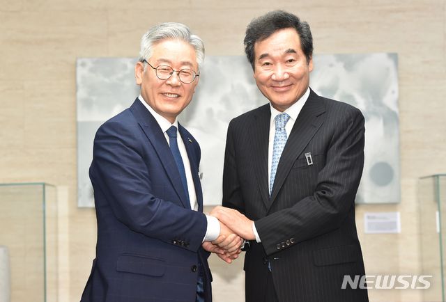 [수원=뉴시스 김종택기자 = 여권 잠룡으로 양강 구도를 형성하고 있는 더불어민주당 이낙연 의원과 이재명 경기도지사가 30일 오전 경기 수원시 경기도청에서 만나 악수를 나누고 있다. 2020.07.30.  semail3778@naver.com