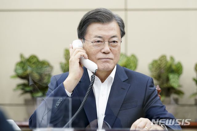 [서울=뉴시스]문재인 대통령이 10일 청와대 여민관 소회의실에서 보리스 존슨 영국 총리와 전화 통화하고 있다. (사진=청와대 제공) 2020.11.10.   photo@newsis.com