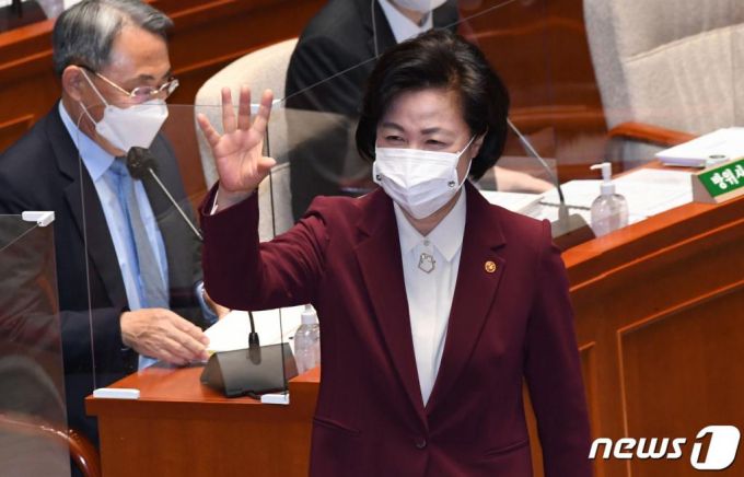 추미애 법무부 장관이 12일 서울 여의도 국회에서 열린 예산결산위원회 전체회의에서 의원들에게 인사하고 있다. / 사진=뉴스1