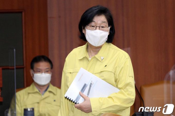 이정옥 여성가족부 장관이 13일 오전 서울 종로구 정부서울청사에서 열린 신종 코로나 바이러스 감염증(코로나19) 대응 중앙재난안전대책본부회의에 참석하고 있다. /사진제공=뉴스1