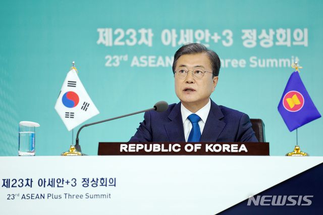 [서울=뉴시스]박영태 기자 = 문재인 대통령이 14일 오후 청와대 본관에서 열린 제23차 아세안+3 화상 정상회의에 참석해 모두발언을 하고 있다. 2020.11.14.  since1999@newsis.com