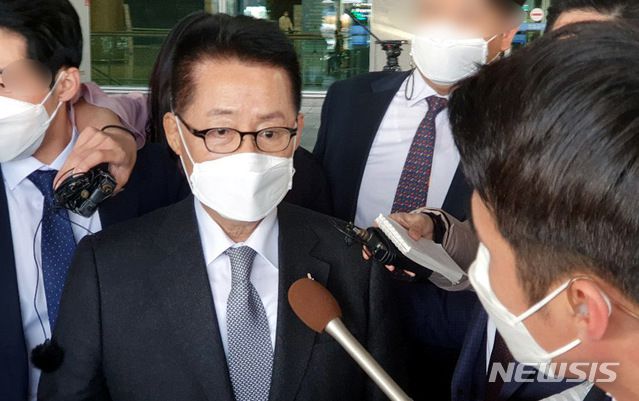 [인천공항=뉴시스]홍찬선 기자 =일본 스가 총리를 만나고 돌아온 박지원 국정원장이 11일 오후 인천공항을 통해 귀국하고 있다. 2020.11.11.    mania@newsis.com