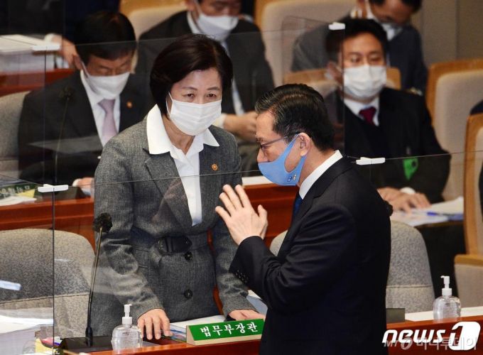 (서울=뉴스1) 성동훈 기자 = 정성호 국회 예결위원장과 추미애 법무부 장관이 4일 서울 여의도 국회에서 열린 예산결산특별위원회 전체회의에서 대화를 나누고 있다. 2020.11.4/뉴스1