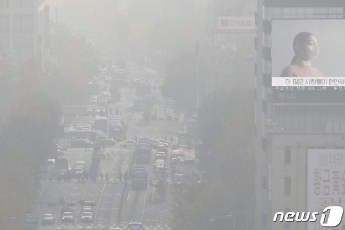 (서울=뉴스1) 수도권과 충청권, 전북 지역을 중심으로 초미세먼지 농도가 '높음' 수준을 보이는 16일 오전 서울 종로구 도심 일대가 뿌옇다.  2020.11.16/뉴스1