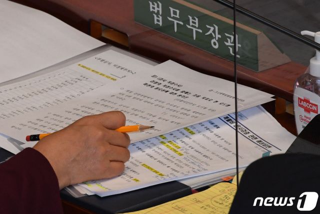 추미애 법무부 장관이 지난 12일 서울 여의도 국회에서 열린 예산결산위원회 전체회의에서 의원들의 질의에 답변하고 있다. 추 장관 자리에 특활비 문서검증 관련 예상답변 문서가 놓여 있다. /사진=뉴스1.