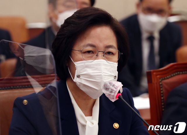 추미애 법무부 장관이 16일 오전 서울 여의도 국회에서 열린 법제사법위원회 전체회의에 출석해 의원들 질의에 답하고 있다. /사진=뉴스1.