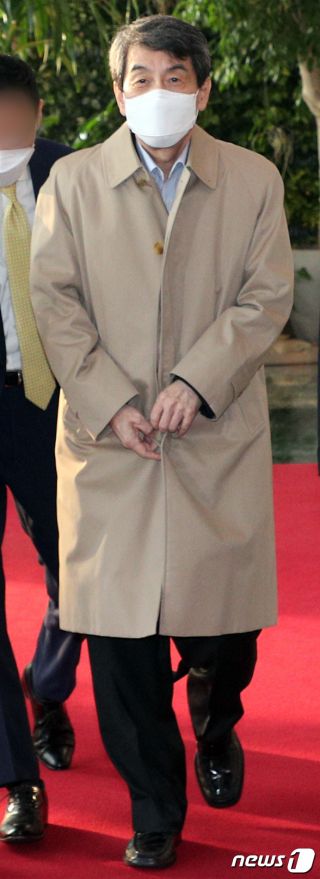 이동걸 KDB 산업은행 회장이 16일 오전 서울 종로구 정부서울청사에서 산업경쟁력강화 관계장관회의(산경장)를 마치고 청사를 나서고 있다.  / 사진=뉴스1