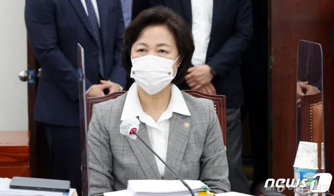 (서울=뉴스1) 박세연 기자 = 추미애 법무부 장관이 18일 서울 여의도 국회에서 열린 공수처장후보자추천위원회 3차회의에 참석해 자리하고 있다. 2020.11.18/뉴스1