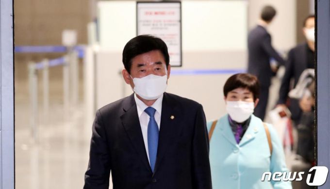 김진표 국회 한일의원연맹 회장인 더불어민주당 의원이 14일 오후 인천국제공항 제1터미널에서 스가 요시히데 일본 총리, 니카이 도시히로 자민당 간사장 등과 회담을 마치고 귀국하고 있다. 2020.11.14/사진제공=뉴스1
