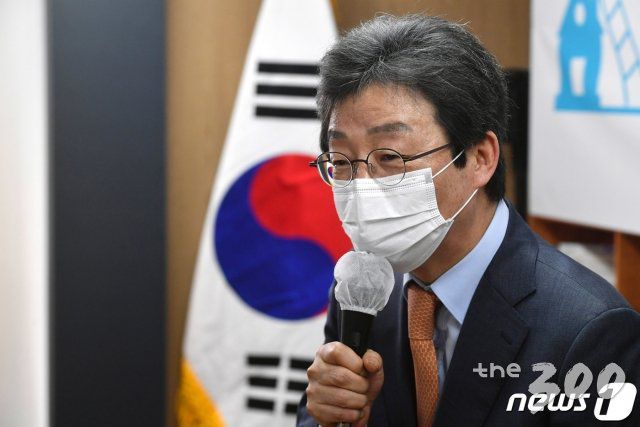 (서울=뉴스1) 박세연 기자 = 유승민 전 의원이 16일 서울 여의도 국회 앞 태흥빌딩 '희망 22' 사무실에서 '결국 경제다'를 주제로 열린 주택문제, 사다리를 복원하다 토론회에서 인사말을 하고 있다. 2020.11.16/뉴스1