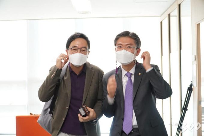 금태섭(왼쪽) 전 의원과 조정훈 시대전환 의원