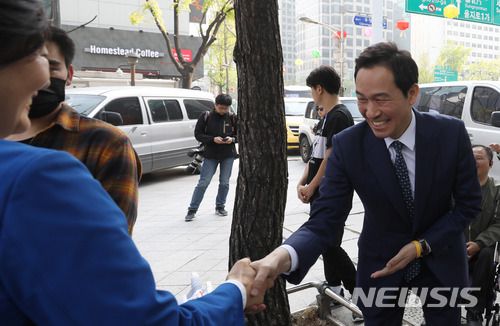 【서울=뉴시스】임태훈 기자 = 장애인의 날인 20일 오후 서울 종로구 보신각 앞에서 열린 '4.20 장애인 차별철폐 투쟁결의대회'에서 우상호, 박영선 더불어민주당 서울시장 예비후보가 악수하고 있다. 2018.04.20.   taehoonlim@newsis.com