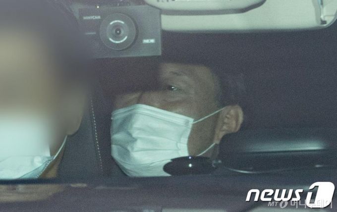 (서울=뉴스1) 이재명 기자 = 윤석열 검찰총장이 20일 오전 서울 서초구 대검찰청 청사로 출근하고 있다. 2020.11.20/뉴스1