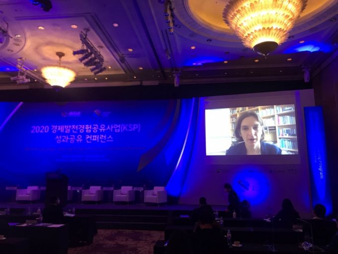 에스테로 뒤플로 미국 매사추세츠공대(MIT) 교수가 ‘2020 경제발전경험공유사업(KSP) 성과공유 컨퍼런스’에 온라인으로 참가했다./사진=기획재정부