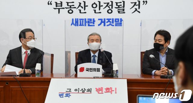 국민의힘 김종인(가운데) 비대위원장이 25일 오후 국회에서 긴급 기자회견을 갖고 윤석열 검찰총장에 대한 직무배제에 관해 발언하고 있다/사진=뉴스1