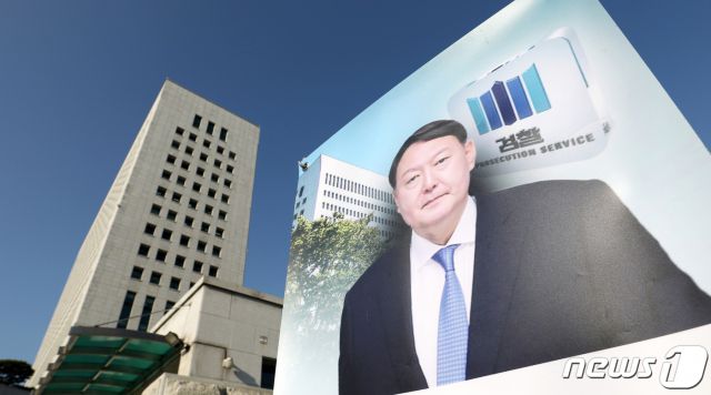 25일 서울 서초구 대검찰청 앞에 윤석열 검찰총장 얼굴이 그려진 배너가 세워져 있다. /사진=뉴스1.