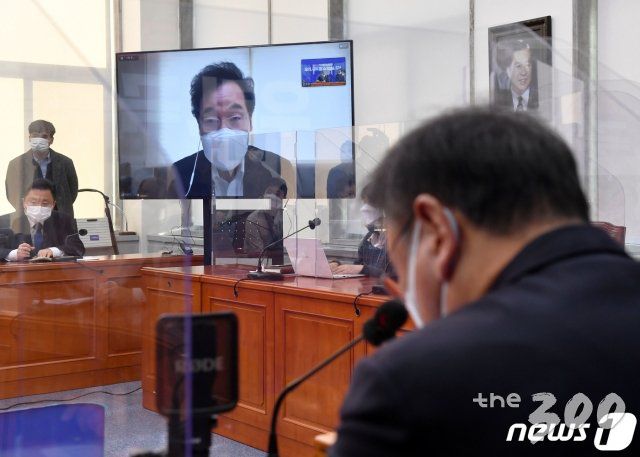 (서울=뉴스1) 성동훈 기자 = 이낙연 더불어민주당 대표가 27일 오전 서울 여의도 국회에서 열린 최고위원회의에 화상으로 참석해 모두발언을 하고 있다. 2020.11.27/뉴스1