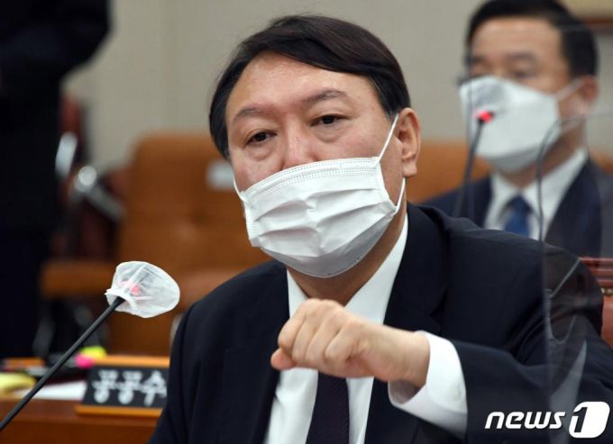 (서울=뉴스1) 박세연 기자 = 윤석열 검찰총장이 22일 서울 여의도 국회에서 열린 법제사법위원회의 대검찰청에 대한 국정감사에 출석해 의원 질의에 답변하고 있다. 2020.10.22/뉴스1