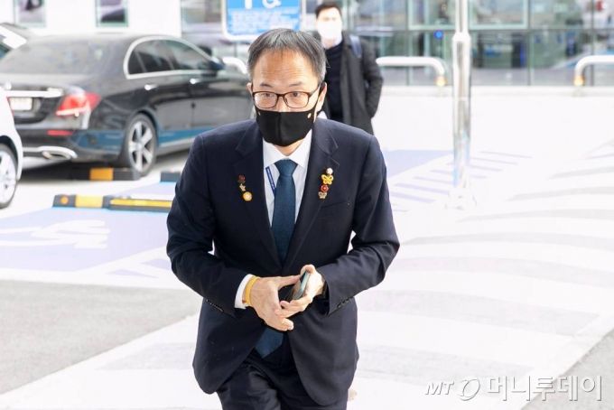 박주민 더불어민주당 의원이 지난 25일 서울 양천구 서울남부지법에서 열린 국회 패스트트랙 충돌 사건 폭력행위 등 처벌에 관한 법률 위반 2차 공판에 출석하고 있다. /사진제공=뉴시스