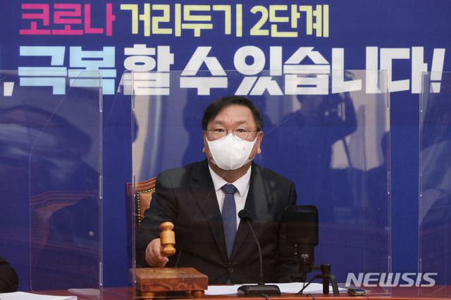 [서울=뉴시스] 김진아 기자 = 김태년 더불어민주당 원내대표가 30일 오전 서울 여의도 국회에서 열린 최고위원회의에서 개의를 선언하며 의사봉을 두드리고 있다. (공동취재사진) 2020.11.30. photo@newsis.com