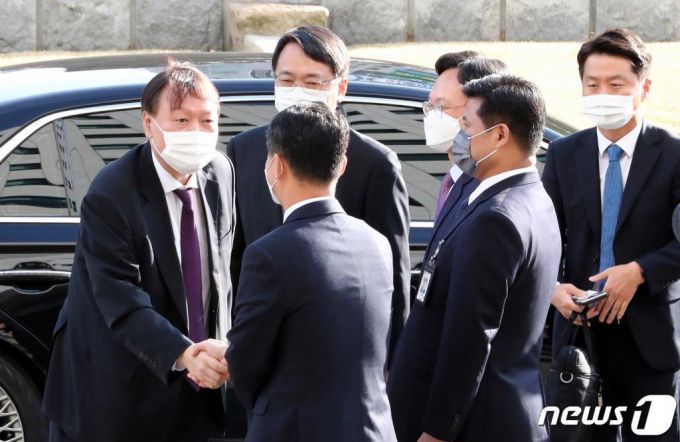 윤석열 검찰총장이 일선 검사들과 간담회를 갖기 위해 29일 오후 대전 고등검찰청·지방검찰청을 방문, 검사들과 악수를 하고 있다. 윤 총장은 29일부터 대전을 시작으로 지방검찰청을 순회할 예정이다./사진=뉴스1