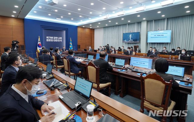 [서울=뉴시스]박영태 기자 = 문재인 대통령이 30일 오후 청와대에서 열린 수석·보좌관회의에 참석해 발언하고 있다. 2020.11.30. since1999@newsis.com