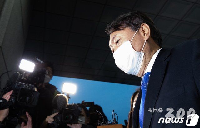 (서울=뉴스1) 유승관 = 윤석열 검찰총장이 1일 법원이 윤 총장을 직무에서 배재한 추미애 법무부 장관의 직무정지 명령의 효력을 중단하라고 결정한 이후 서울 서초동 대검찰청으로 출근하고 있다.   서울행정법원 행정4부(부장판사 조미연)는 1일 윤 총장이 추 장관을 상대로 '직무집행정지 처분의 효력을 멈춰달라'며 낸 집행정지 신청을 받아들였다. 2020.12.1/뉴스1