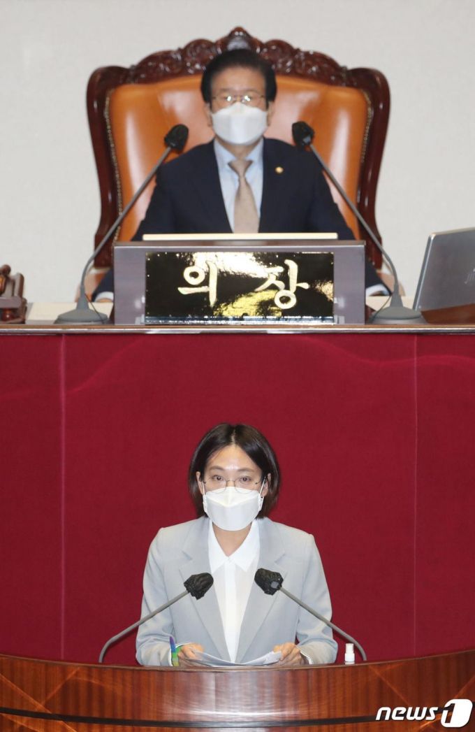 장혜영 정의당 의원이 지난 9월 22일 오후 서울 여의도 국회에서 열린 본회의에서 4차 추가경정예산안 처리에 앞서 토론을 하고 있다. /사진=뉴스1